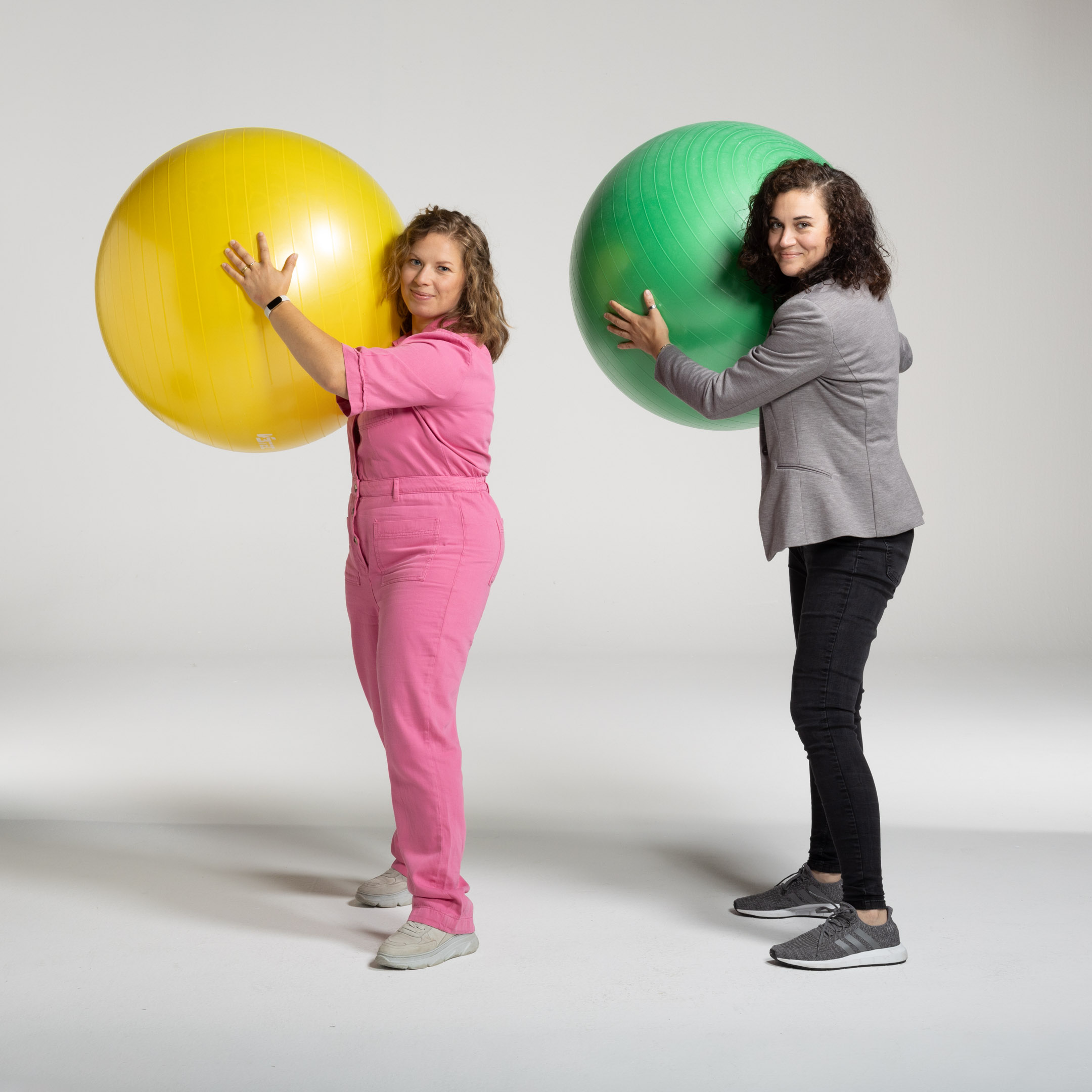 2 skippyballen worden omhooggehouden