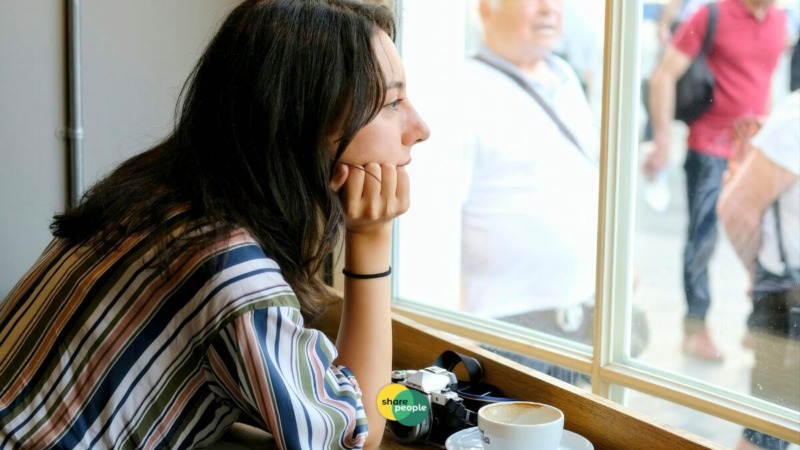 zzp'er kijkt uit het raam en denkt na over afsluiten van een arbeidsongeschiktheidsverzekering.