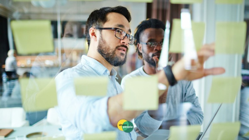 freelancer die tips geeft aan een andere zelfstandige over arbeidsongeschiktheidsverzekering kiezen