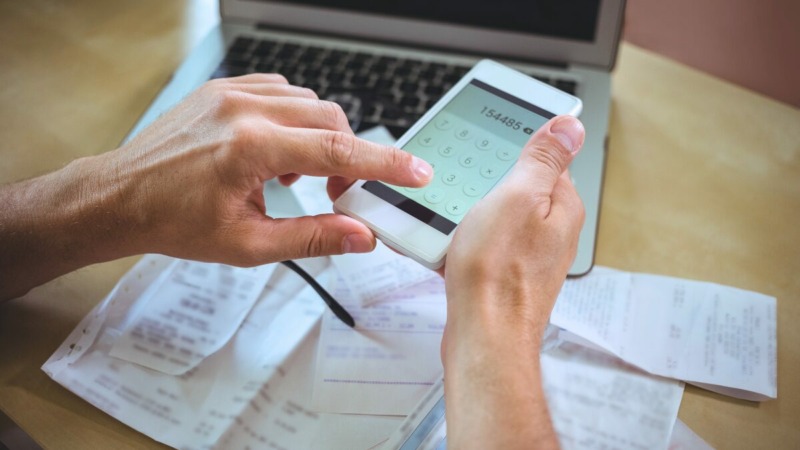 zzp'er die op z'n mobiel de hoogte van een premie berekent.