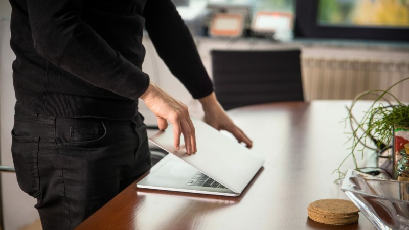 freelancer die zijn laptop sluit om even offline te gaan