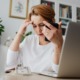 zzp'er achter haar computer die last heeft van werkstress