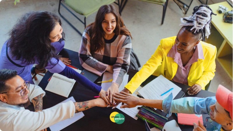 zzp'ers hebben handen op elkaar omdat ze voor elkaar klaar staan bij arbeidsongeschiktheid door crowdsurance