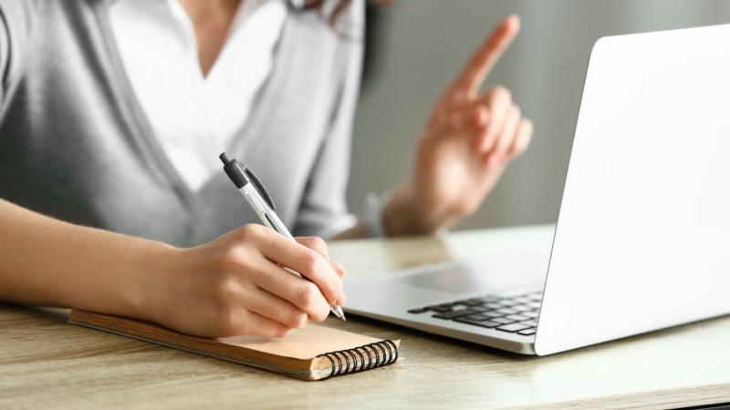 zzper achter de computer die redenen opschrijft om een aov te overwegen