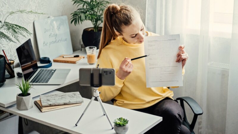 Een zzp'er die laat zien hoe haar inkomen is opgebouwd.