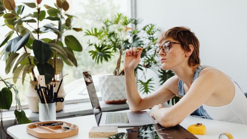 zzp'er die nadenkt over de 8 signalen om een AOV af te sluiten op haar van toepassing zijn.